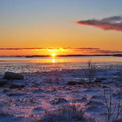 Die Sonne färbt den Schnee rosarot