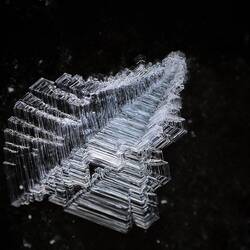 Ein einzelner Kristall, gut 10 cm groß