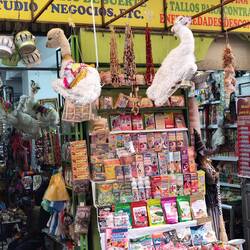 Ein Stand am Hexenmarkt. Aufgehängt sind getrocknete Lamaföten.