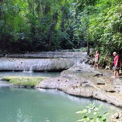 ... erkunden wir gut gesichert die "Siete Altares", sieben Wasserbecken im tropischen Regenwald.