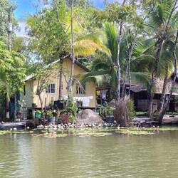 Fischerhaus mit Seerosen-Vorgarten