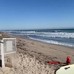 Das Wasser war 20Grd C. Warm aber die Luft ca 5Grd C. - die Surfer haben ziemlich geschnattert🥶