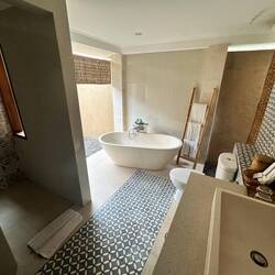 Das Bad hatte direkten Außenzugang - hinter einer Mauer