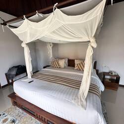 Dieses Mückennetz gab es in den meisten Zimmern, hier war es nicht notwendig