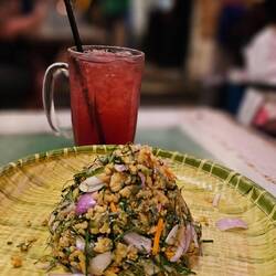 Nasi Ulam und Nutmegsaft.