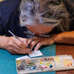 Sogar er zeichnet kleine Katzen.