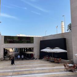 diese Unterführung führt zurück nach Souq Waqif