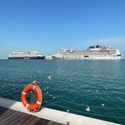 MSC liegt neben uns - das Schiff faßt doppelt so viele Passagiere wie unsere MEIN SCHIFF 5!