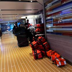 Perfekter Zeitpunkt, um eine Inventur der Schwimmwesten zu machen: Bei einer stürmischen Überfahrt