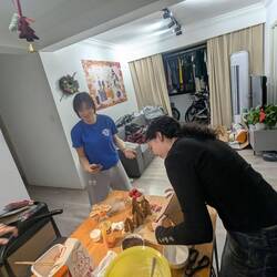 Lebkuchenhaus bauen am Abend vor Noelle's Rückkehr nach Kanada