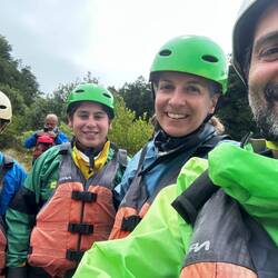 In voller Neopren Montur, inkl. Windbreaker und Schwimmweste
