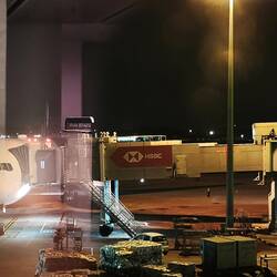 SQ242 steht zun Einsteigen bereit