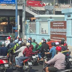 Extra Spuren für die Motorroller, die aber trotzdem an jeder Kreuzung die Fahrbahnen kreuzten