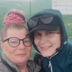 Warten im Regen auf den Bus