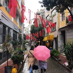 Auf dem Weg ins Limon - die Straßen Beyoglus ☔️