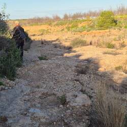...entstanden ist. Es ist eine spezielle Form der Schlucht, die typischerweise in trockenen...