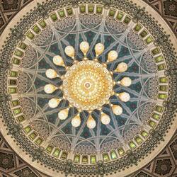 Der Kristalleuchter in der Kuppel von unten