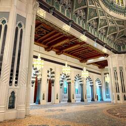 Die Männergebetshalle mit dem gewaltigen Teppich