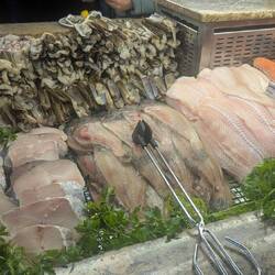 Man wählt den Fisch oder das Fleisch aus und bringt es zum Koch der es direkt zubereitet