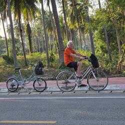 Et il attend patiemment car elle prend une photo