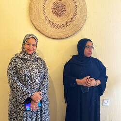 Roqaya (l.) und Afrah managen die Initiative heute