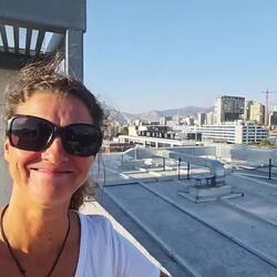 Rundblick von der Dachterrasse im Zentrum von Santiago