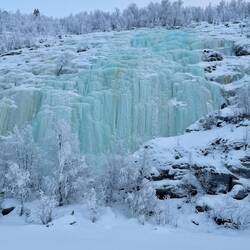 Frozen Wasserfall am Fluss Kenesjärvi
