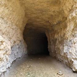 Mutig gehen wir in den Tunnel.