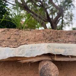 Über dem Bambus ist einen Folie und darüber wieder ein Lehm-Stein-Gemisch