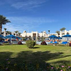 Unser Hotel, eines von 3 = sehr große Anlage mit schöner Promenade