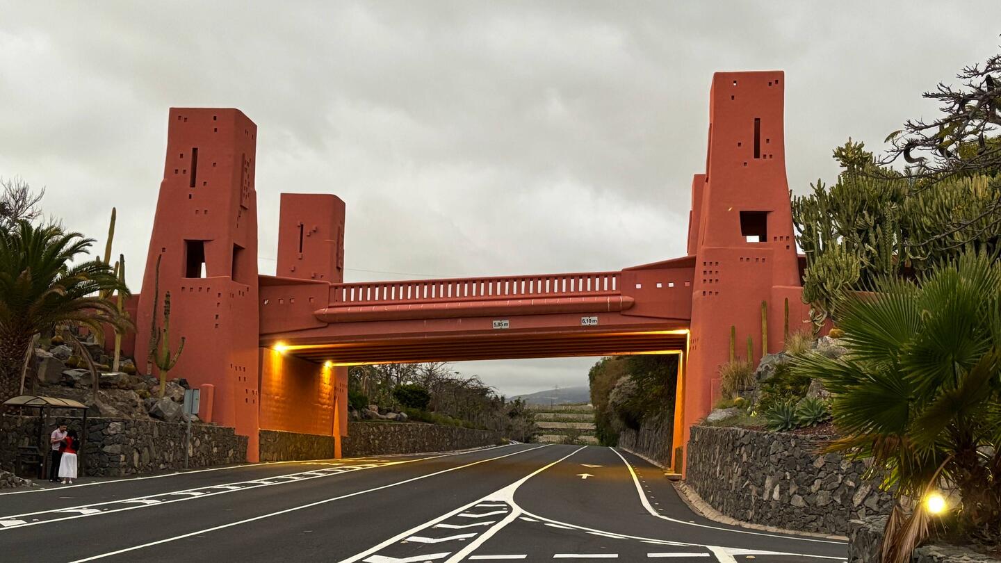 Blick von der Busstation. Brücke in der Hotelanlage