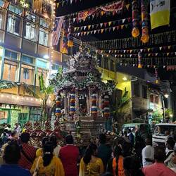 Und der silberne Wagen auch schon.