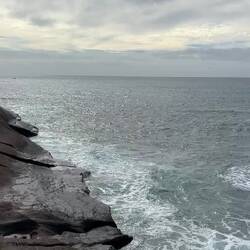 Der Atlantik prallt auf das Lavaufer der Insel