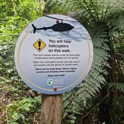 Werbung für den Hubschrauberflug am Weg