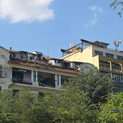 Rechts ein Gebäude, das als Hubschrauberlandeplatz genutzt wurde