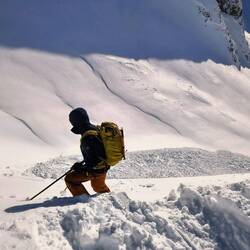 Bergführer Tobias tritt absichtlich ein kleines Schneebrett los!