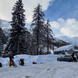 Am Wendeplatz des Postbusses heisst es Felle anfellen und los ...