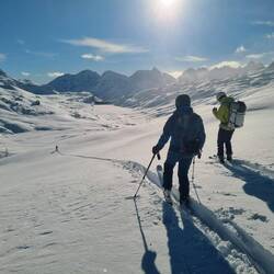 Unser Tagesziel hinter der Staumauer gelegen ist in Sicht ...