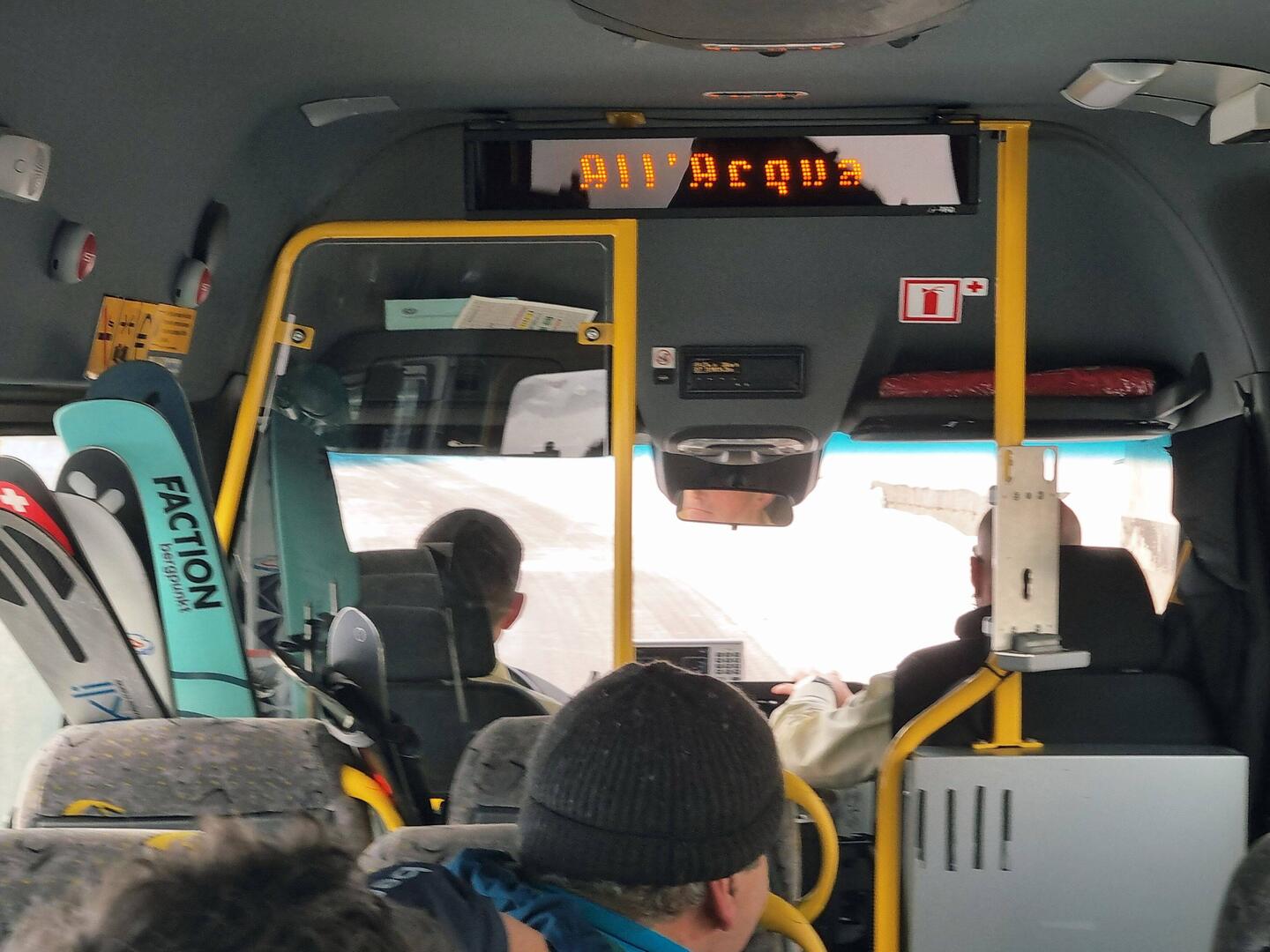 Von Airolo im kleinen Postautobus nach All'Acqua.