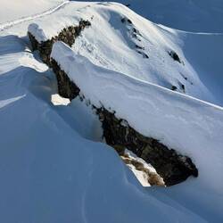 ... alte Steinbrücken querend ...