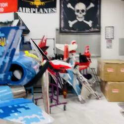 Los hangares, aviones nuevos y para reparar