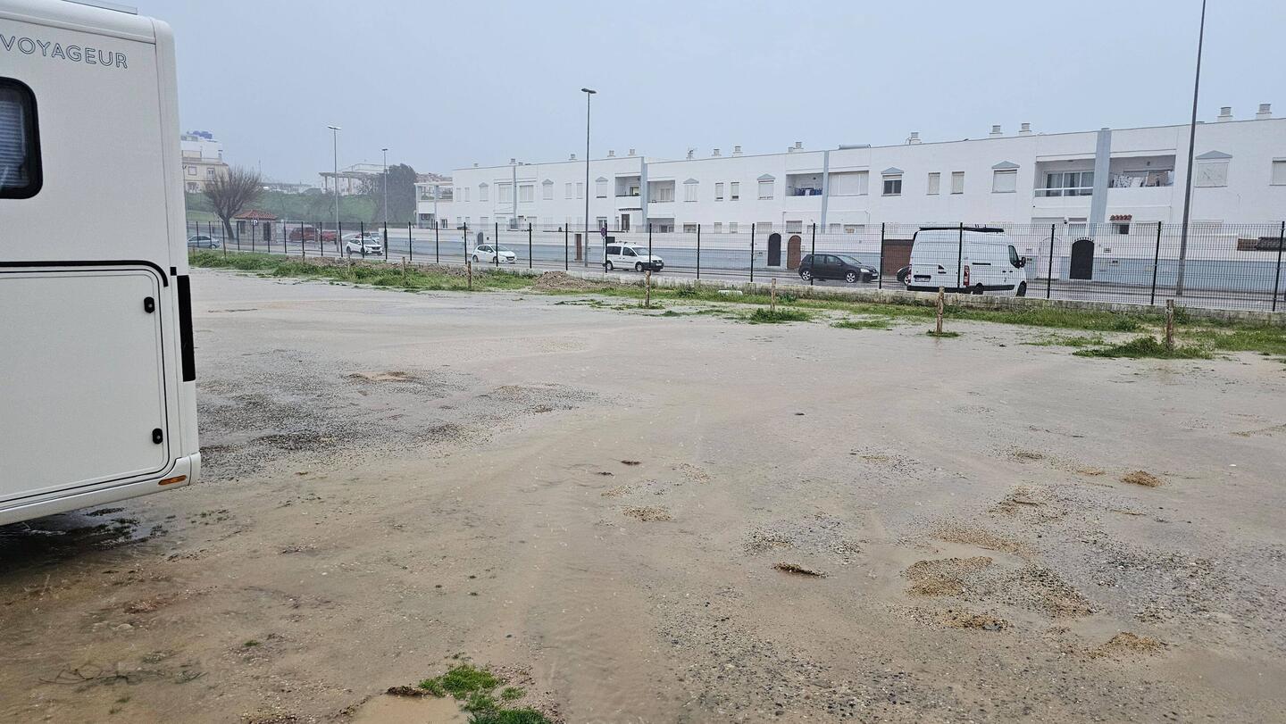 Nach wenigen Minuten Starkregen sah der Platz so aus.