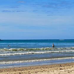 Die Kinder spielen im Wasser... 🎾