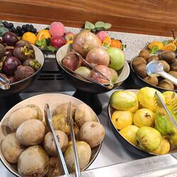 Santol oder Kecapi, dazu Äpfel und Birnen