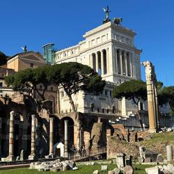 Widok z Forum na pomnik Wiktora Emanuela