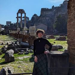 Przed, a jakże, ruinami bazyliki