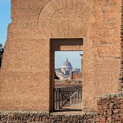 Widok z pałacu na Palatynie na Watykan