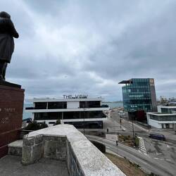 Super coole Bar. War da den ganzen Abend alleine. Zu weitt von der Stadt weg sagt der Kellner.