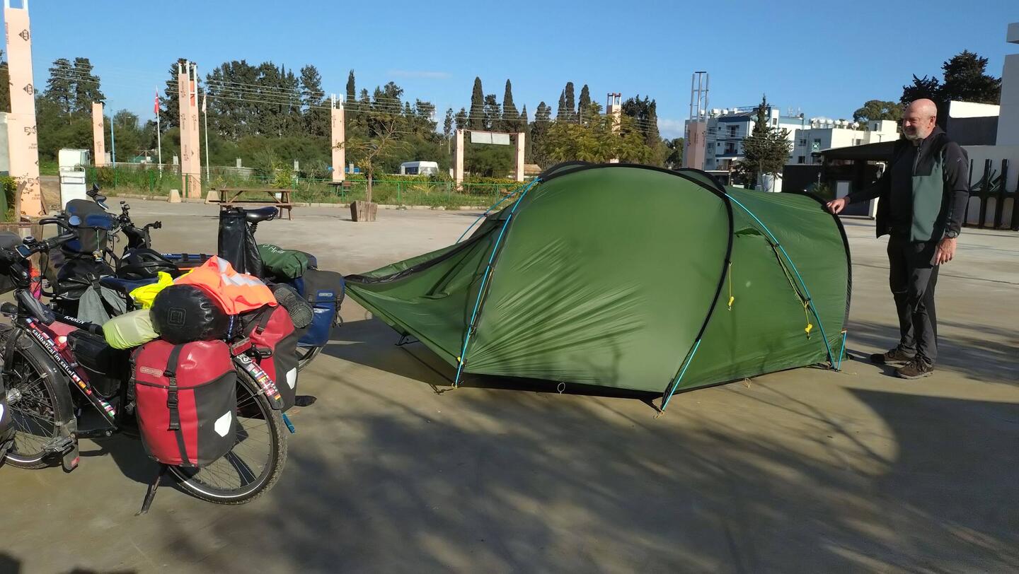 Zelt trocknen neben dem Spielplatz