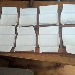 In die Papierschalen wurde die Schokolade eingefüllt